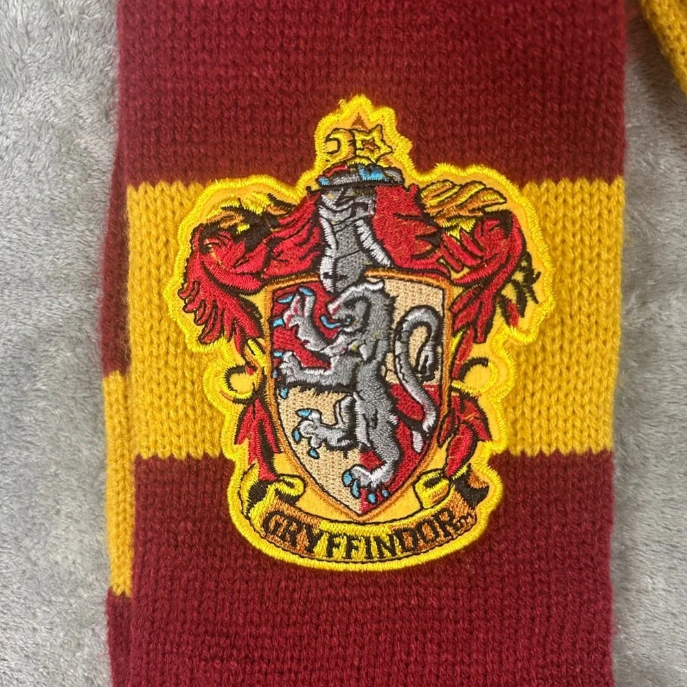Harry Potter Gryffindor Beanie Hat Scarf Set Pom Pom Winter Knit - Picture 4 of 5